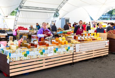 Samara, Rusya - 22 Eylül 2018: Tatlı taze bal ve geleneksel çiftçi pazarda satan diğer üretmek