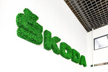 Samara, Rusya - 19 Mayıs 2018: Skoda arabalar işareti showroom duvarına