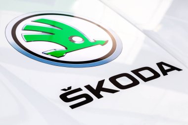 Samara, Rusya - 19 Mayıs 2018: Bayilik işareti Skoda. Skoda Auto Çek Cumhuriyeti merkezli bir otomobil üreticisidir