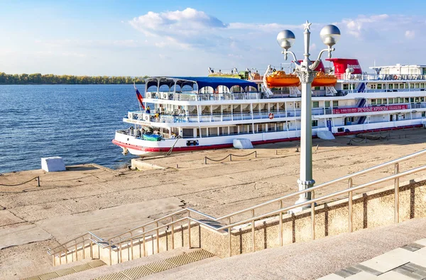 俄罗斯萨马拉 2018年9月22日 在伏尔加河码头停泊的河流游轮亚历山大 苏沃罗夫 — 图库照片