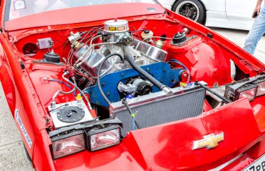 Samara, Rusya - 19 Mayıs 2018: Ayarlanmış turbo araba motoru Chevrolet Camaro araç, bir aracın başlık altında 