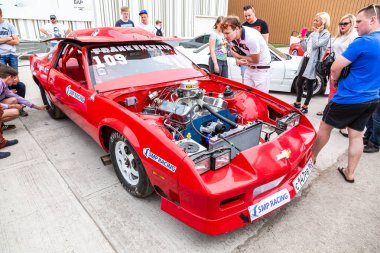 Samara, Rusya - 19 Mayıs 2018: Ayarlanmış turbo araba motoru Chevrolet Camaro araç, bir aracın başlık altında 