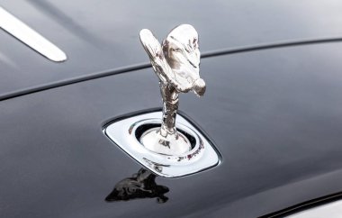 Samara, Rusya - 19 Mayıs 2018: Ünlü Rolls-Royce lüks araba tampon üzerinde amblemi 