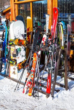 Samara, Rusya Federasyonu - 11 Şubat 2018: Kayak ve snowboard rafları 