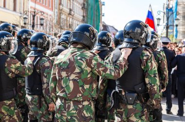 Samara, Rusya - 5 Mayıs 2018: özel kuvvetler asker polis bir muhalefet protesto mitingi sırasında