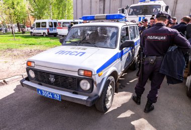 Samara, Rusya - 9 Mayıs 2018: Rus polis devriye arabaları ve polis birimi yaz günde sokak şehir