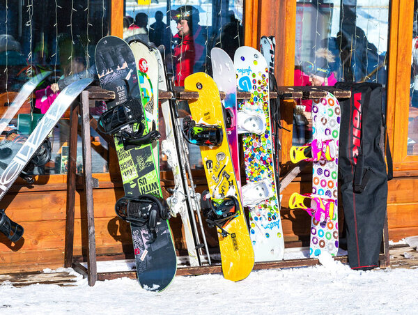 Самара, Россия - 11 февраля 2018 года: Горнолыжный курорт "Красная Глинка" стоит на стеллажах в зимний солнечный день в Самаре
