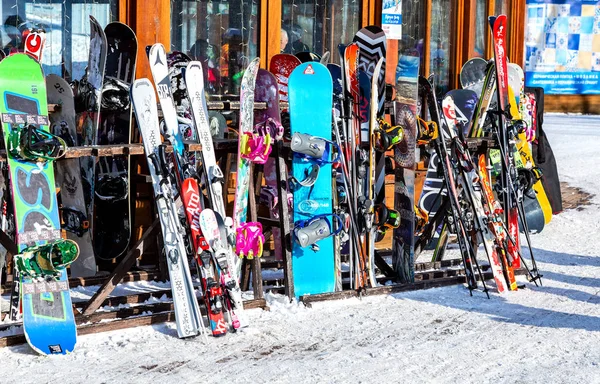 Samara Rússia Fevereiro 2018 Esquis Snowboards Estão Nas Prateleiras Estância — Fotografia de Stock
