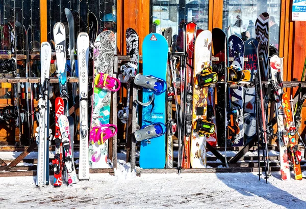 Samara Rússia Fevereiro 2018 Esquis Snowboards Estão Nas Prateleiras Estância — Fotografia de Stock