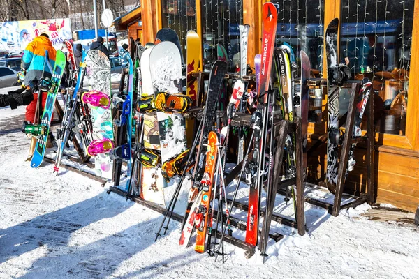 Samara Rússia Fevereiro 2018 Esquis Snowboards Estão Nas Prateleiras Estância — Fotografia de Stock