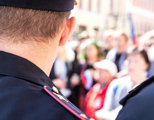 Samara Federacja Rosyjska Maja 2018 Rosyjski Oficer Policji Przed Tłumem — Zdjęcie stockowe