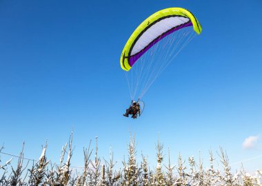 Samara, Rusya - 20 Ocak 2019: Hava sporcu anında paraplane açık mavi gökyüzü