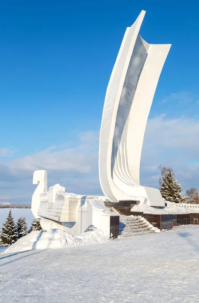 サマーラ ロシア連邦 2019 記念碑晴れた冬の日にヴォルガ川の都市堤防で白い帆と船の形の — ストック写真