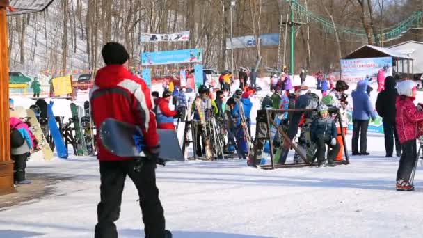 Самара Россия Февраля 2018 Года Люди Горнолыжном Курорте Красная Глинка — стоковое видео