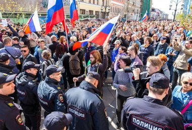 Samara, Rusya - 5 Mayıs 2018: Muhalefet protesto mitingi öncesinde devlet başkanı Vladimir Putin'ın açılış töreni