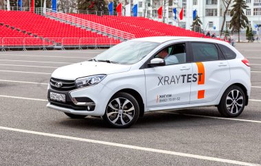 Samara, Rusya - 1 Mayıs 2018: Yeni Rus araçta Lada Xray şehir sokak