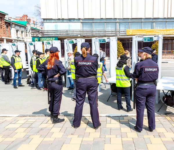 Samara Rússia Maio 2018 Policiais Russos Atrás Entrada Rua Onde — Fotografia de Stock