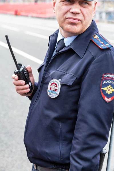 Samara Russland Mai 2018 Unbekannter Russischer Polizist Uniform Beobachtet Den — Stockfoto