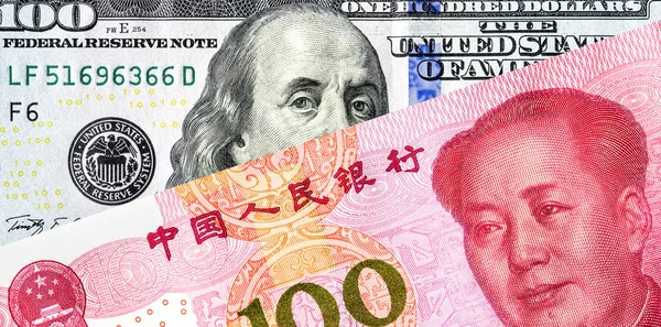 中国人民元紙幣とアメリカのドルの貿易戦争と経済税障壁の概念 — ストック写真