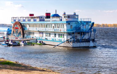 Samara, Rusya - 7 Ekim 2018: Yüzen restoran Scriabin yaz güneşli gün Volga Nehri üzerinde