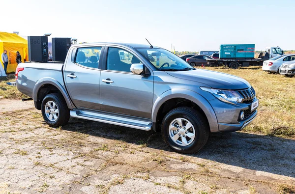 Samara Rússia Setembro 2018 Novo Carro Mitsubishi L200 Estacionado Campo — Fotografia de Stock