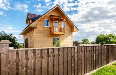 Sviyazhsk, Tataristan, Rusya - 11 Haziran 2018: Sviyazhsk Adası yaz güneşli günde Modern ahşap kır evinde