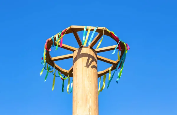 Fastnachtsfeier Russland Holzrad Mit Bunten Bändern Auf Blauem Himmelshintergrund — Stockfoto