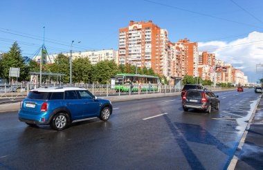 Saint Petersburg, Rusya - 7 Ağustos 2018: Görünüm yaz güneşli gün Savushkin Caddesi üzerinde