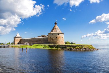 Shlisselburg, Rusya - 8 Ağustos 2018: Tarihi ortaçağ Oreshek kalesi eski bir Rus kalesidir. Rusya 'nın St. Petersburg yakınlarındaki Shlisselburg Kalesi. 1323 'te kuruldu.