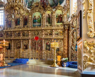 Kazan, Rusya - 11 Haziran 2018: Ortodoks ikonostasisin Gürcistan'da Raifa Bogoroditsky Manastırı Katedrali bizim hanımı içinde