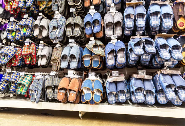 Samara Rusia Febrero 2019 Venden Diferentes Zapatillas Escaparate Hipermercado Cadena —  Fotos de Stock