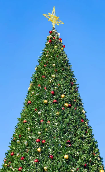 Traditionelle Neujahrstanne Mit Buntem Spielzeug Vor Blauem Himmel — Stockfoto