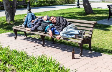 Samara, Rusya Federasyonu - 6 Mayıs 2018: Evsiz insanlar şehir Park ahşap bank üzerinde uyuyor