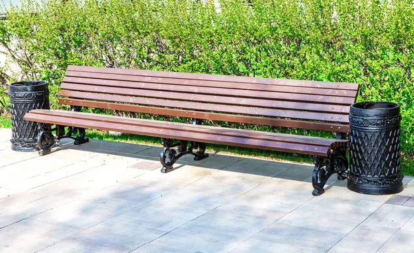 Houten Bank Aan Straat Zomer Zonnige Dag — Stockfoto