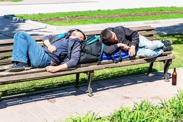 Samara Russia May 2018 Homeless People Sleeping Wooden Bench City — Stock Photo, Image