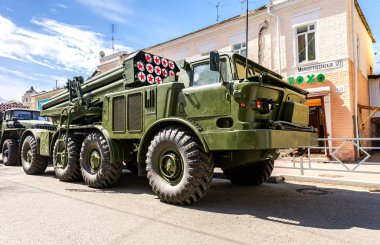 Samara, Rusya Federasyonu - 5 Mayıs 2018: Rus kundağı çoklu roket launcher sistemi Bm-27 Uragan (kasırga) Zil-135 şaseli City önce geçit sokak 