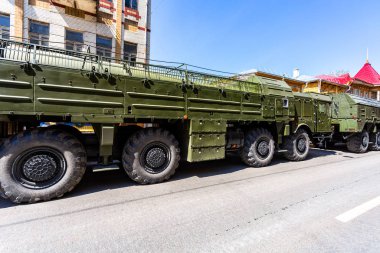 Samara, Rusya - 5 Mayıs 2018: Rus mobil balistik füze sistemi 9k 720 İskender (Ss-26 taş) şehir daha önce geçit sokak üzerinde
