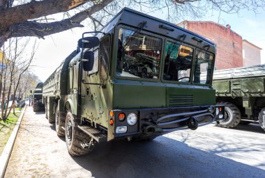 Samara, Rusya - 5 Mayıs 2018: Rus mobil balistik füze sistemi 9k 720 İskender (Ss-26 taş) şehir daha önce geçit sokak üzerinde