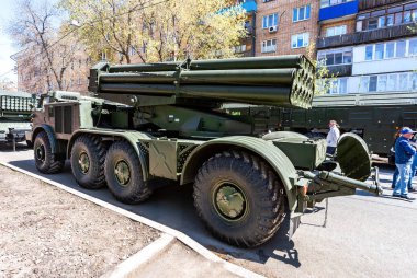 Samara, Rusya Federasyonu - 5 Mayıs 2018: Rus kundağı çoklu roket launcher sistemi Bm-27 Uragan (kasırga) Zil-135 şaseli City önce geçit sokak 