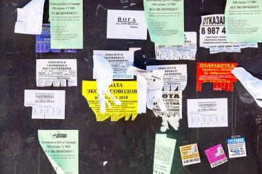 Samara, Rusya - 5 Mayıs 2018: Canlı bülten tahtası. Duvar kağıdı reklamlar. Paramparça bir eski ahşap duvar üzerinde çeşitli reklam 