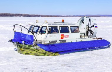 Samara, Rusya - 10 Mart 2018: Yolcu hovercraft ışınlama kış günü nehirde buz üstünde