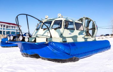 Samara, Rusya - 10 Mart 2018: Yolcu hovercraft ışınlama kış günü nehirde buz üstünde