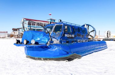 Samara, Rusya - 10 Mart 2018: Yolcu hovercraft ışınlama kış günü nehirde buz üstünde