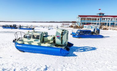 Samara, Rusya - 10 Mart 2018: Yolcu hovercraft ışınlama kış günü nehirde buz üstünde