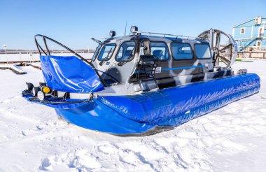 Samara, Rusya - 10 Mart 2018: Yolcu hovercraft ışınlama kış günü nehirde buz üstünde