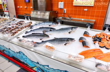 Samara, Rusya Federasyonu - 09 Mayıs 2017: Somon balık zinciri süpermarkette Satılık buz dondurulmuş