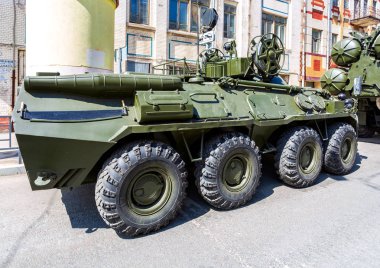 Samara, Rusya - 5 Mayıs 2018: Tekerlekli zırhlı kurtarma aracı Arv-K Btr-80 City önce geçit sokak dayalı
