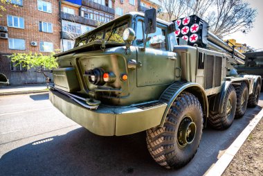 Samara, Rusya Federasyonu - 5 Mayıs 2018: Rus kundağı çoklu roket launcher sistemi Bm-27 