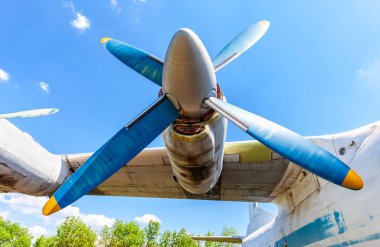 Türbin eski Sovyet turboprop uçak mavi gökyüzü