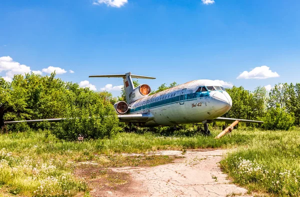 俄罗斯萨马拉 2015年5月26日 俄罗斯老客机 Ykb 在一个废弃的机场在夏天 — 图库照片